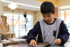 えんとつ町のプペルの名場面をモザイクタイルアートに