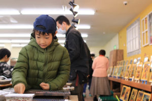 えんとつ町のプペルの名場面をモザイクタイルアートに