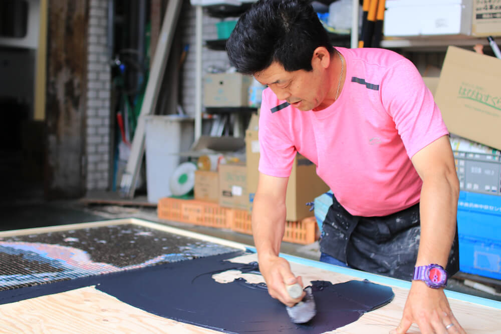 えんとつ町のプペルの名場面をモザイクタイルアートに タイル貼り付け