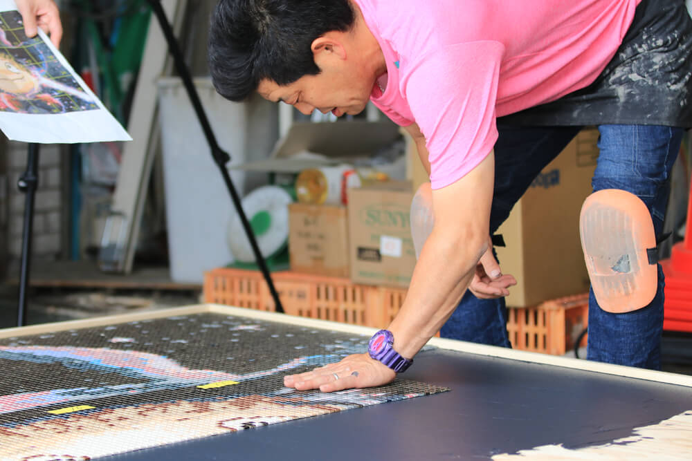 えんとつ町のプペルの名場面をモザイクタイルアートに タイル貼り付け