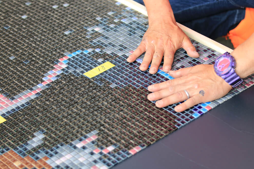 えんとつ町のプペルの名場面をモザイクタイルアートに タイル貼り付け