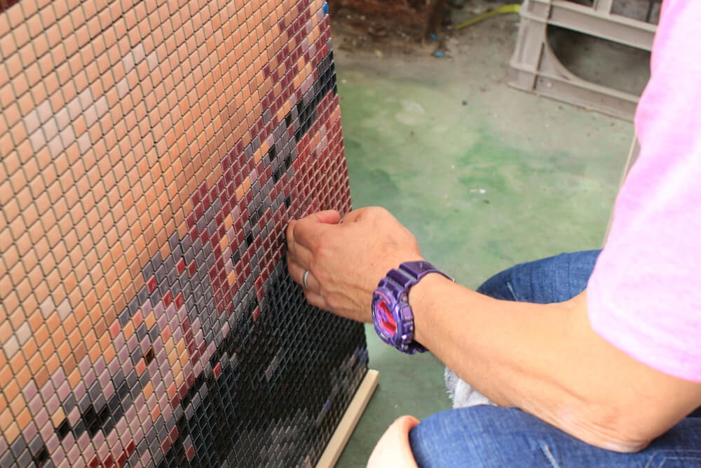 えんとつ町のプペルの名場面をモザイクタイルアートに タイル貼り付け