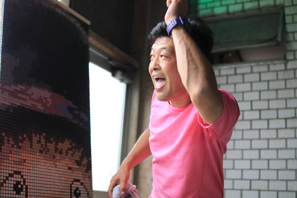 えんとつ町のプペルの名場面をモザイクタイルアートに タイル貼り付け