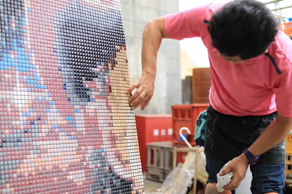 えんとつ町のプペルの名場面をモザイクタイルアートに タイル貼り付け