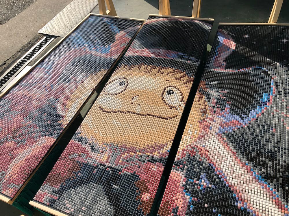 えんとつ町のプペルの名場面をモザイクタイルアートに タイル貼り付け