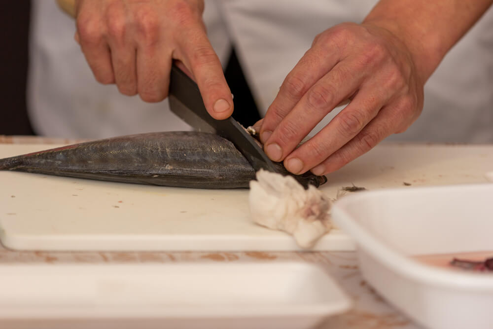 マルナカ魚さばき講座〜真あじ3枚おろし〜　多治見ながせ商店街ヒラクビルキッチン