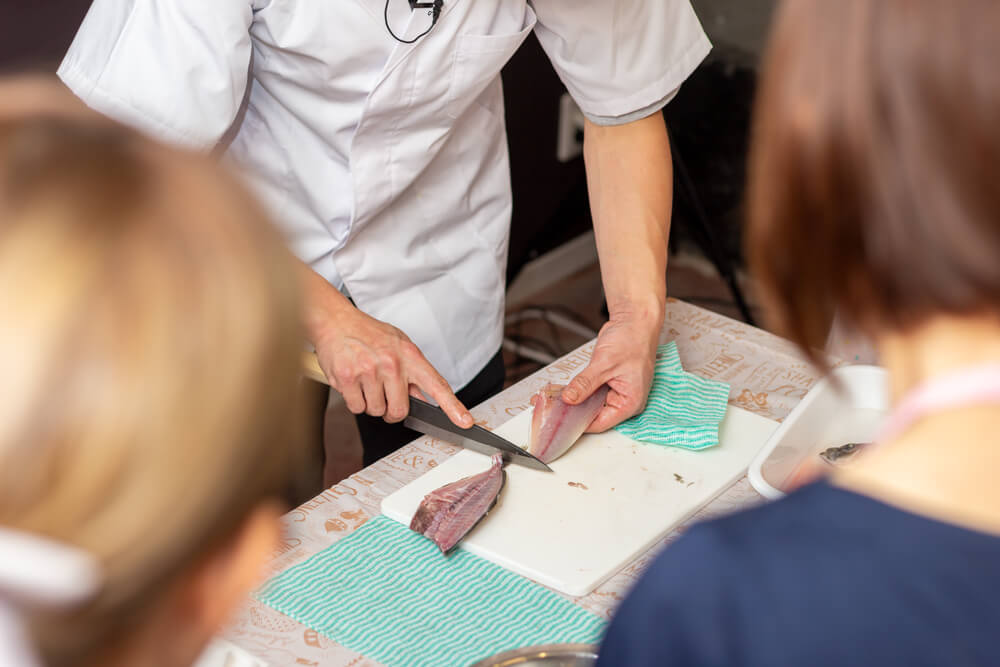 マルナカ魚さばき講座〜真あじ3枚おろし〜　多治見ながせ商店街ヒラクビルキッチン