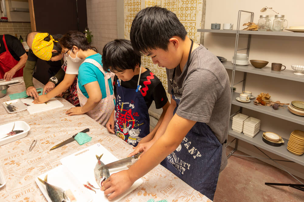 マルナカ魚さばき講座〜真あじ3枚おろし〜　多治見ながせ商店街ヒラクビルキッチン