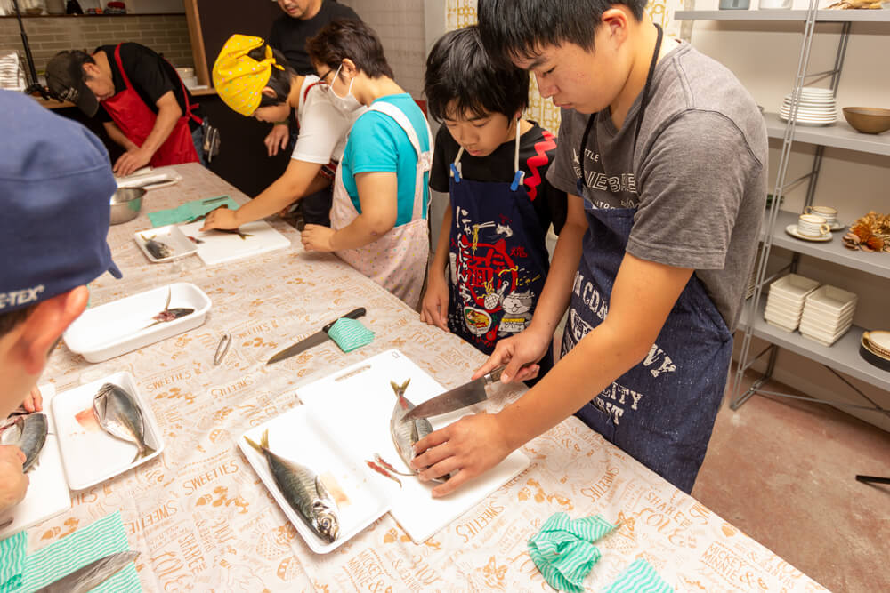 マルナカ魚さばき講座〜真あじ3枚おろし〜　多治見ながせ商店街ヒラクビルキッチン