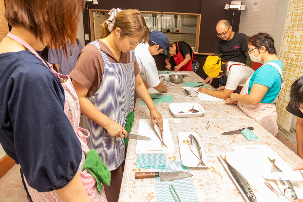 マルナカ魚さばき講座〜真あじ3枚おろし〜　多治見ながせ商店街ヒラクビルキッチン