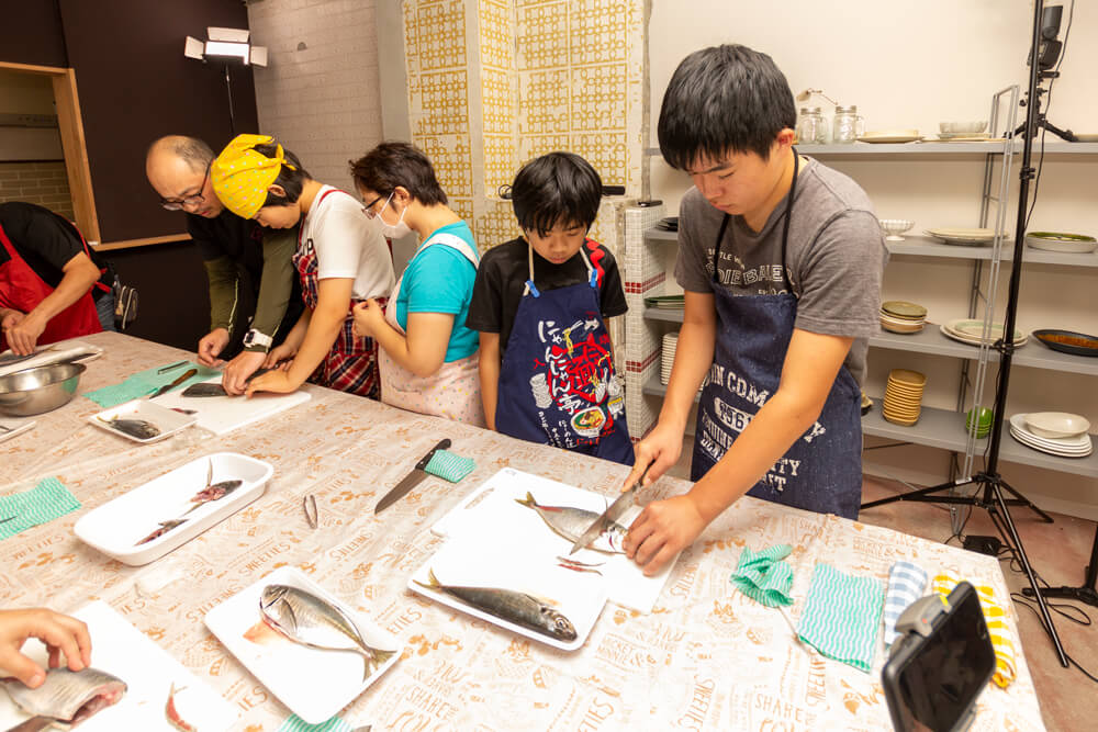 マルナカ魚さばき講座〜真あじ3枚おろし〜　多治見ながせ商店街ヒラクビルキッチン
