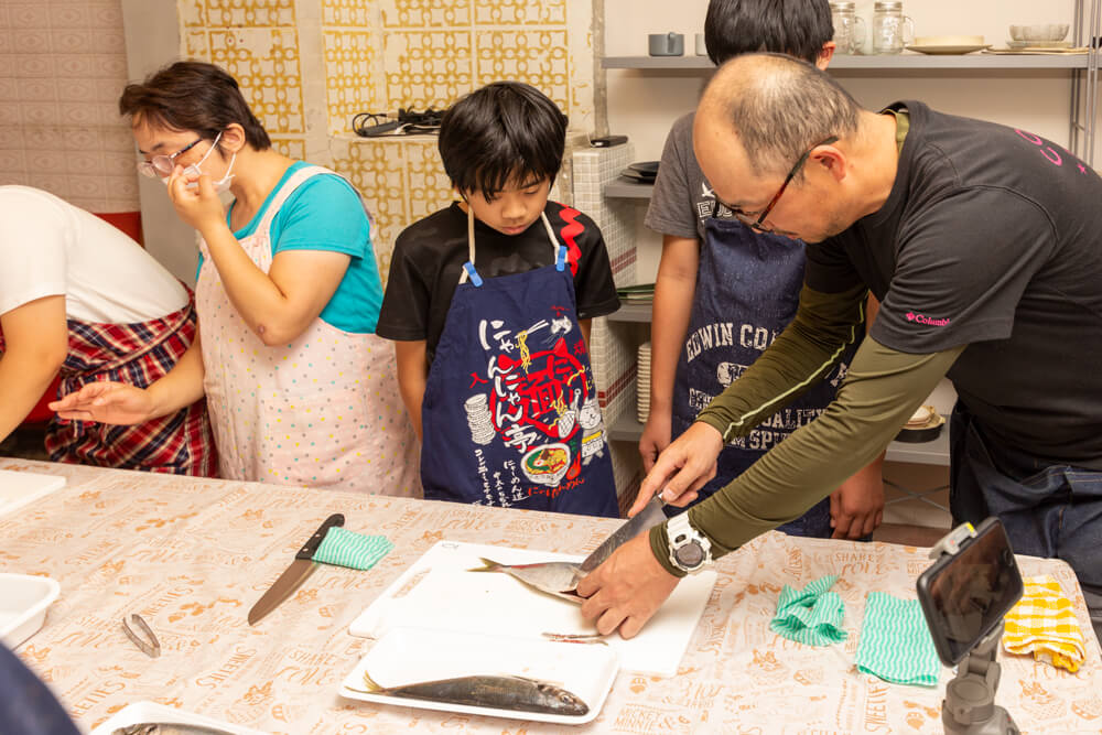 マルナカ魚さばき講座〜真あじ3枚おろし〜　多治見ながせ商店街ヒラクビルキッチン