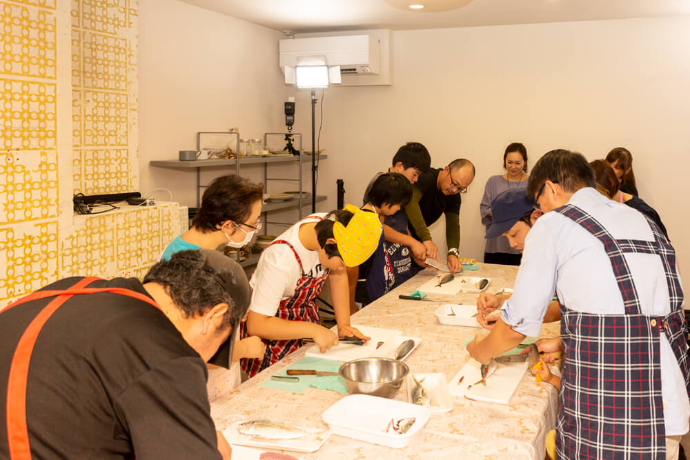 マルナカ魚さばき講座〜真あじ3枚おろし〜　多治見ながせ商店街ヒラクビルキッチン