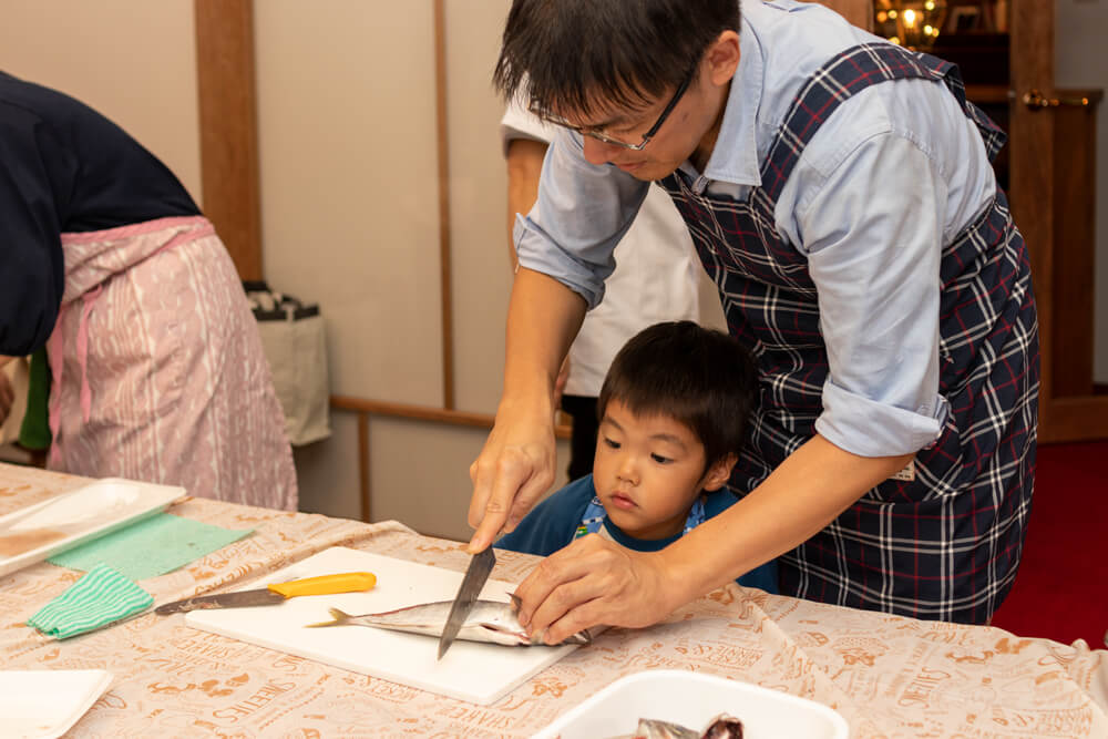 マルナカ魚さばき講座〜真あじ3枚おろし〜　多治見ながせ商店街ヒラクビルキッチン