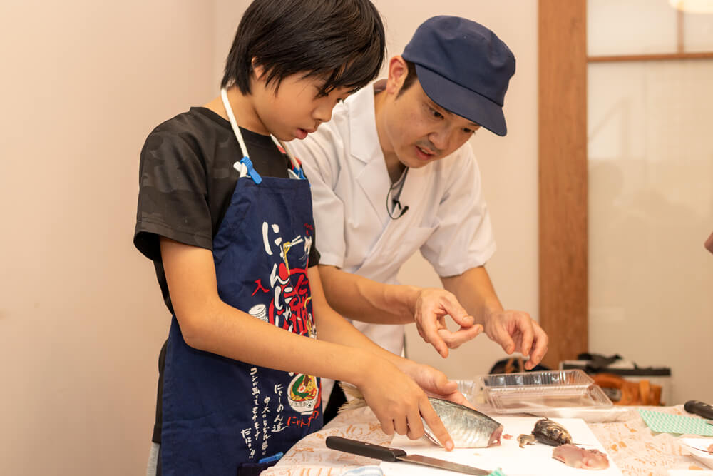 マルナカ魚さばき講座〜真あじ3枚おろし〜　多治見ながせ商店街ヒラクビルキッチン