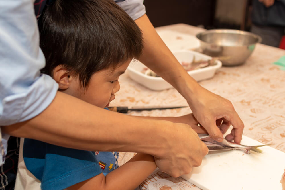 マルナカ魚さばき講座〜真あじ3枚おろし〜　多治見ながせ商店街ヒラクビルキッチン
