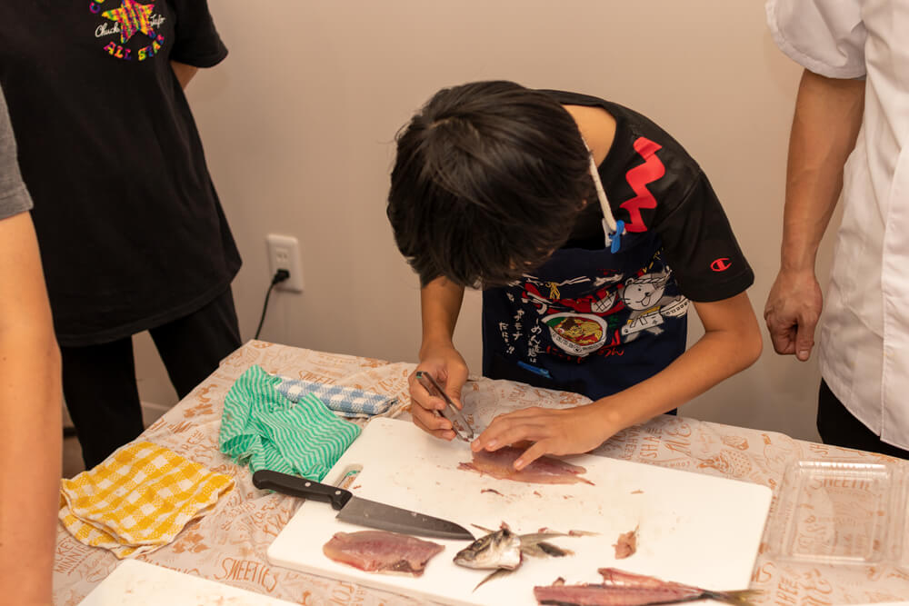 マルナカ魚さばき講座〜真あじ3枚おろし〜　多治見ながせ商店街ヒラクビルキッチン