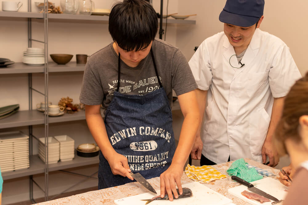 マルナカ魚さばき講座〜真あじ3枚おろし〜　多治見ながせ商店街ヒラクビルキッチン