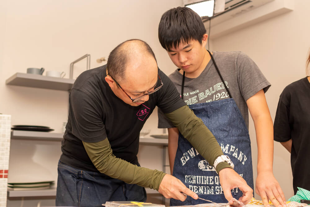 マルナカ魚さばき講座〜真あじ3枚おろし〜　多治見ながせ商店街ヒラクビルキッチン
